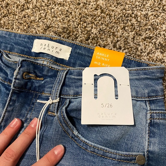 Mid Rise Jeans - Picture 5 of 5